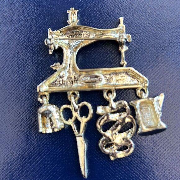 Danecraft Goldtone Metal Sewing Machine, Thread, Tape Measure, Scissors,  Brooch - Picture 3 of 4